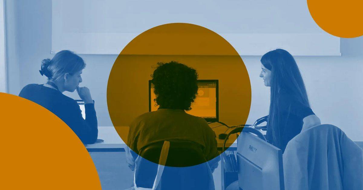 Una persona seduta al computer durante un test di usabilità, osservata da due donne